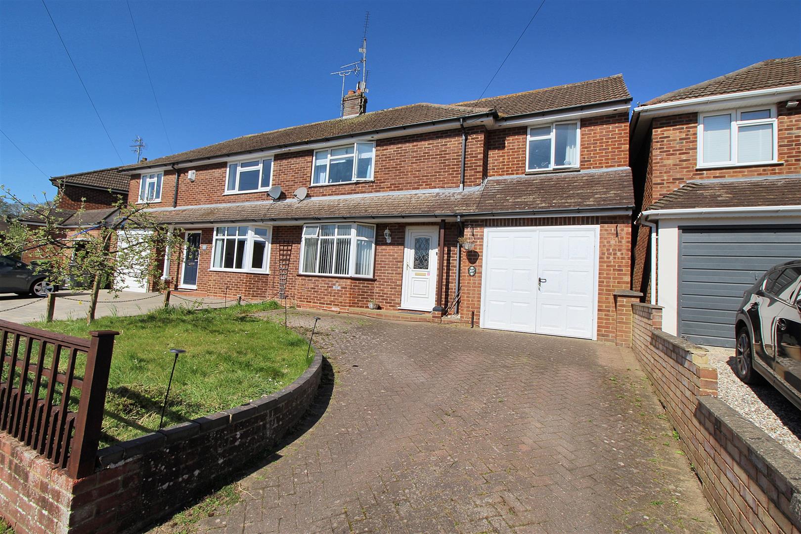 3 bed property in Blewbury Drive, Reading